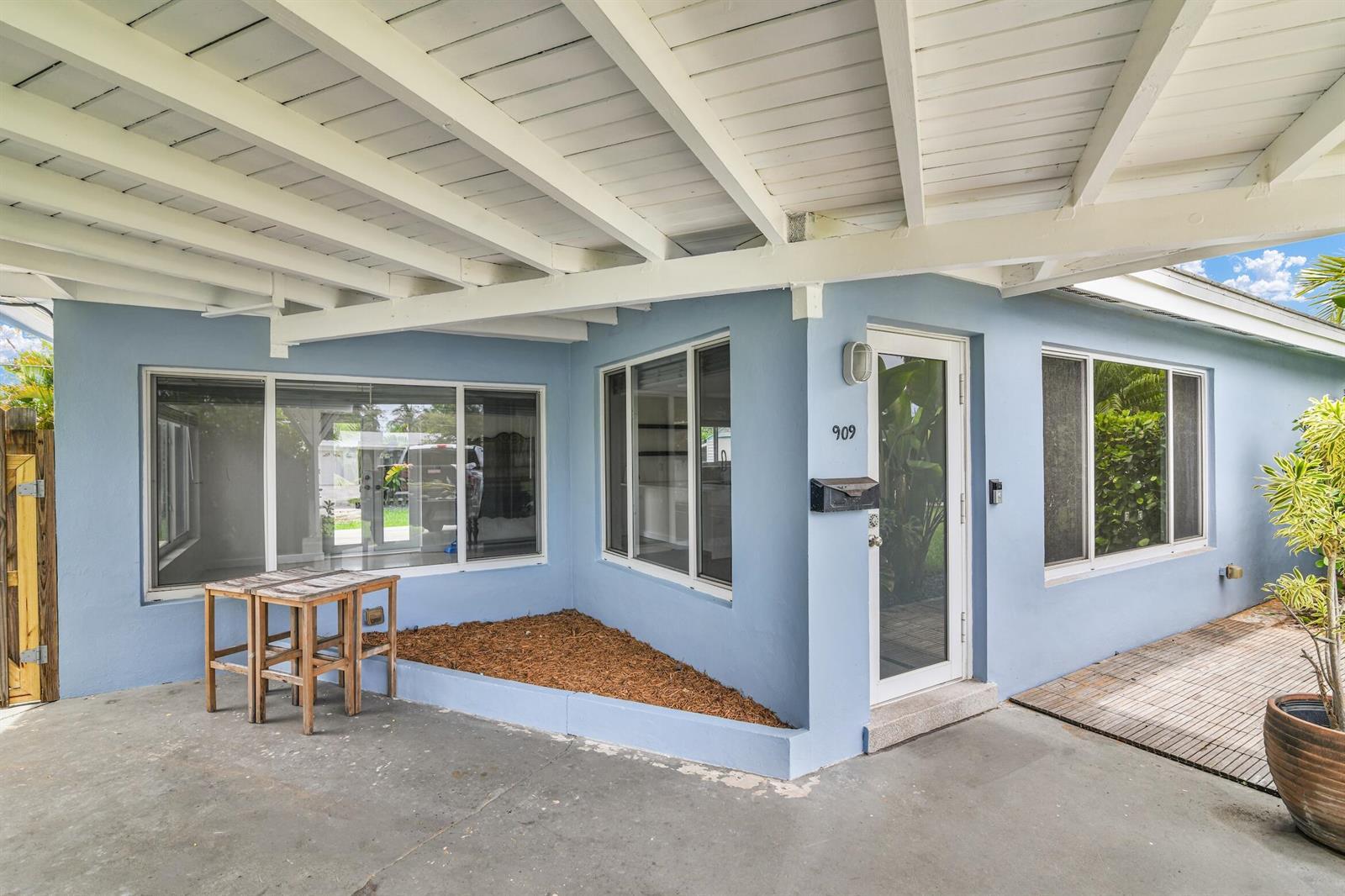 909 SE 16 Place, Deerfield Beach FL 33441
