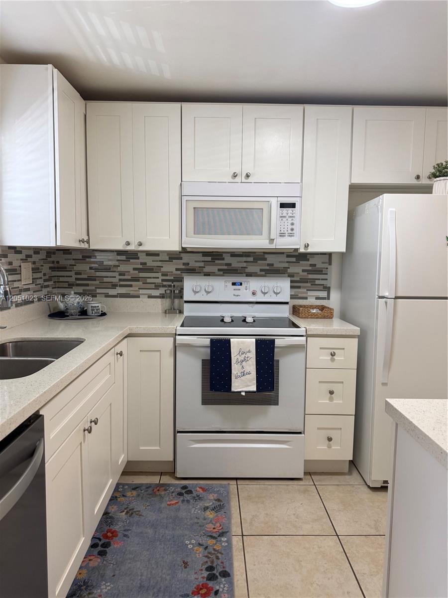 9540 Sunrise Lakes Blvd # 208, Sunrise FL 33322