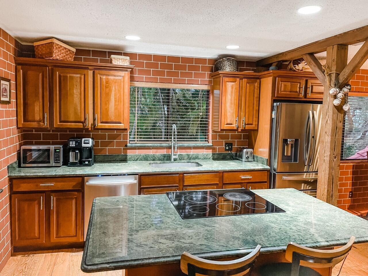 25 Lexington Lane W, Palm Beach Gardens FL 33418