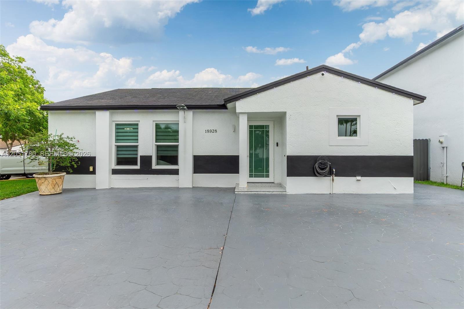 18928 NW 63rd Ct Cir, Hialeah FL 33015