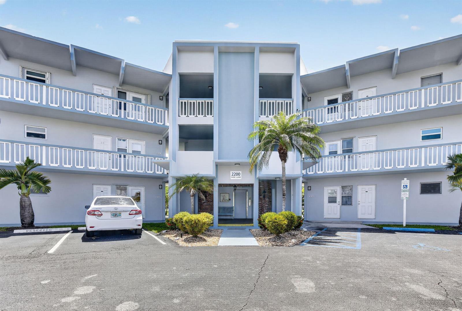 2200 PARK Lane # 208, Hollywood FL 33021