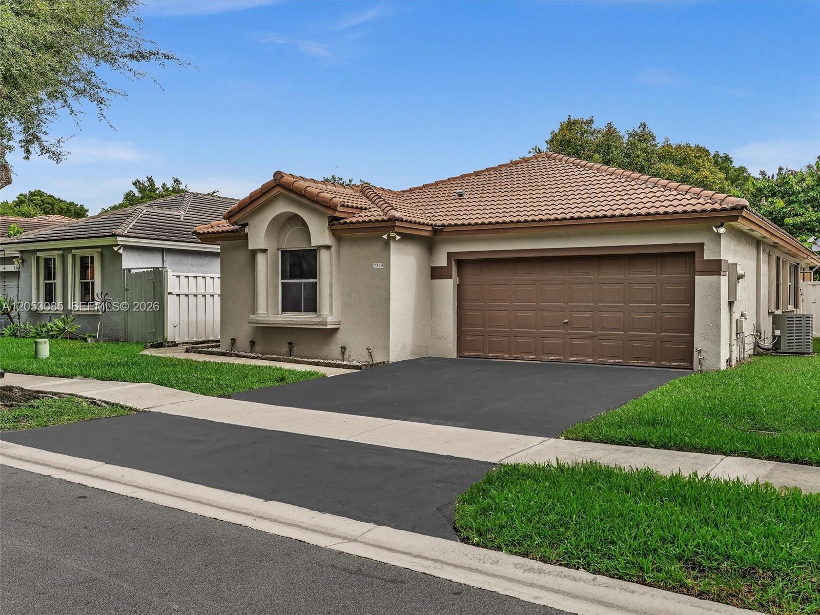 7249 NW 1st Mnr, Plantation FL 33317