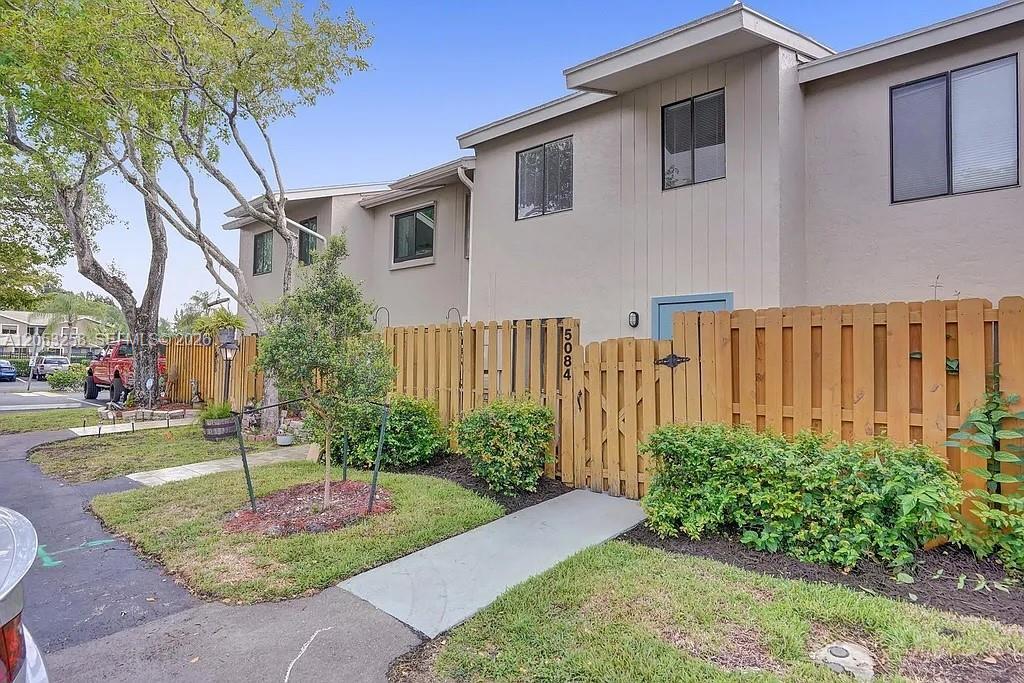 5084 S University Dr, Davie FL 33328