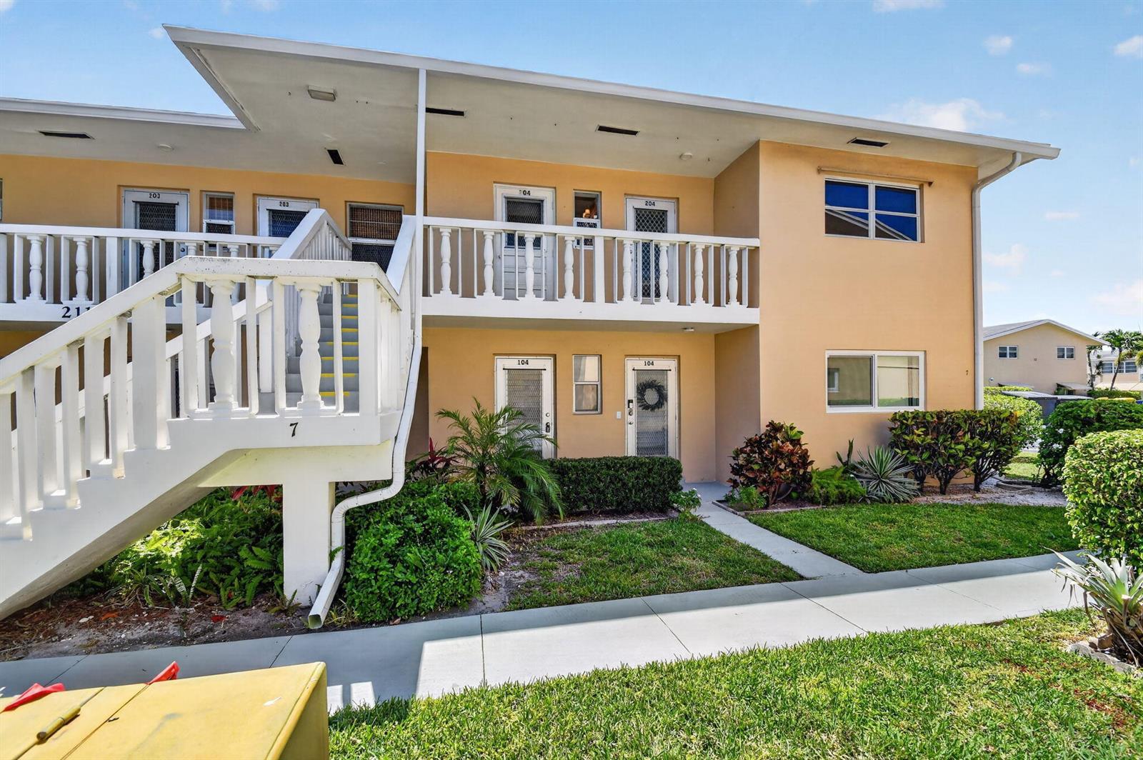2111 NE 1ST Court # 204, Boynton Beach FL 33435