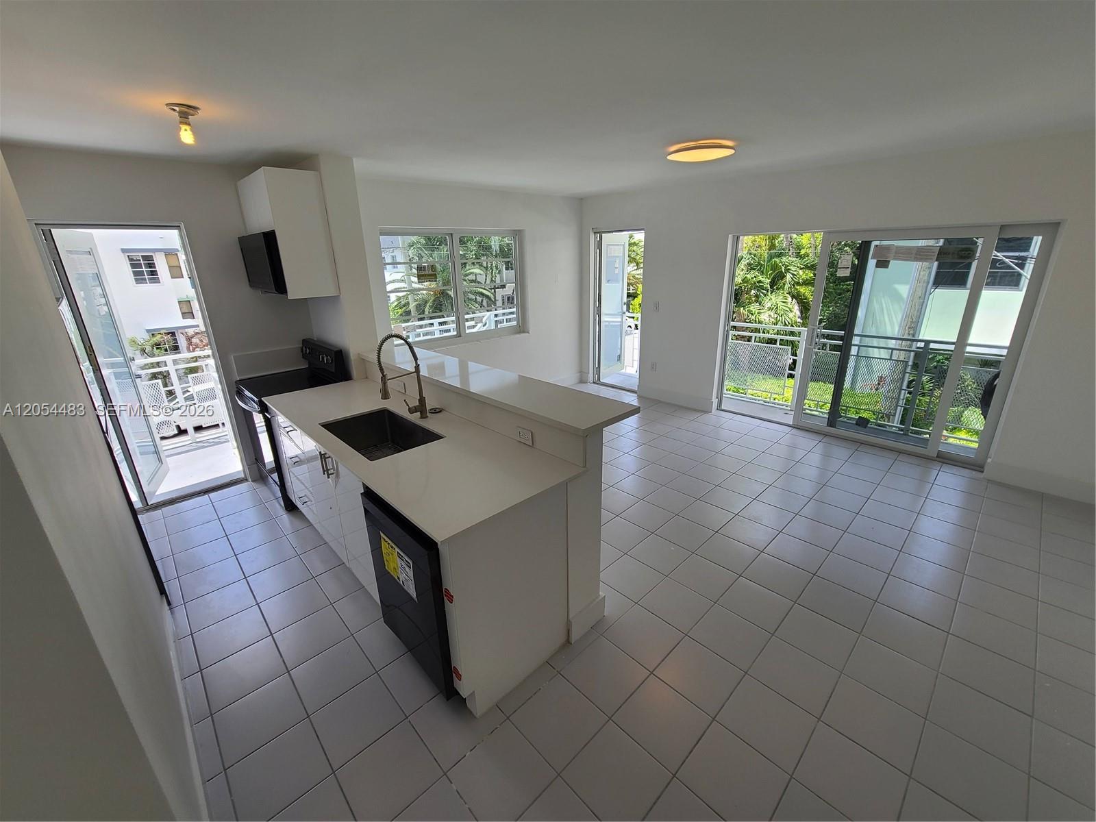 901 10th St # 8, Miami Beach FL 33139