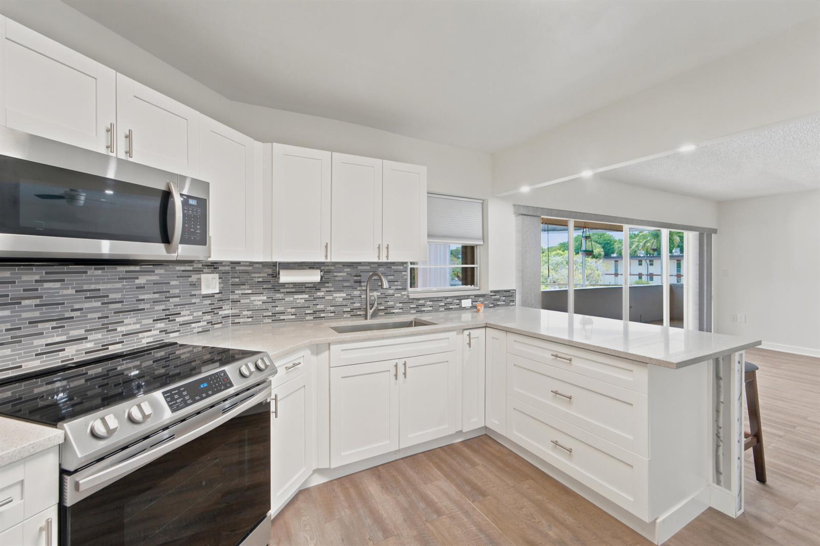 4 GREENWAY Village N # 203, Royal Palm Beach FL 33411