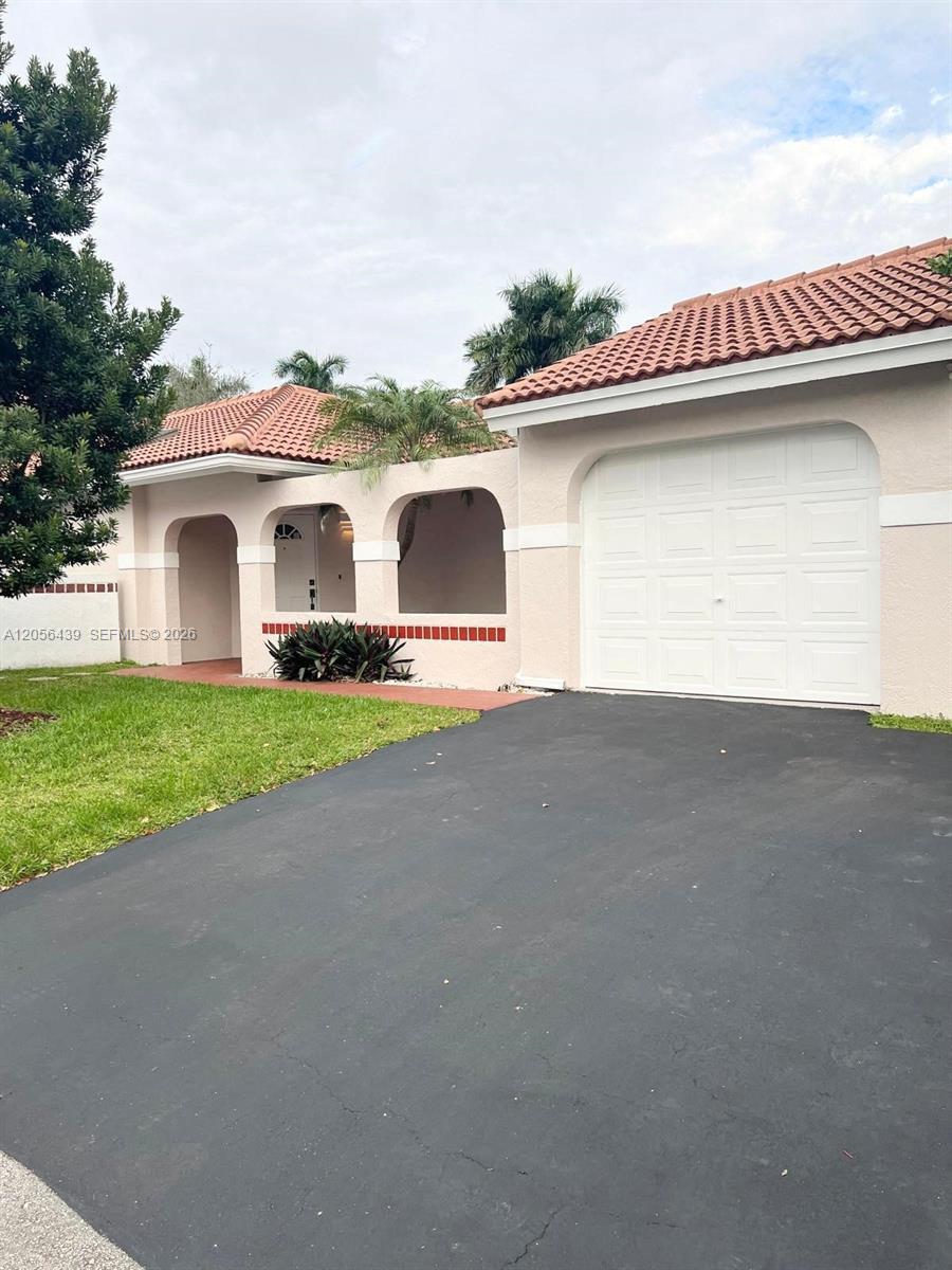 1285 Seagrape Cir, Weston FL 33326