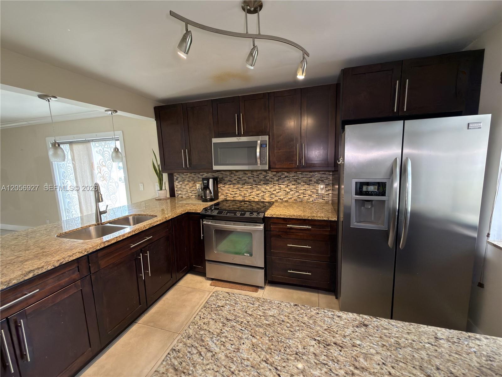 320 Racquet Club Rd # 104, Weston FL 33326