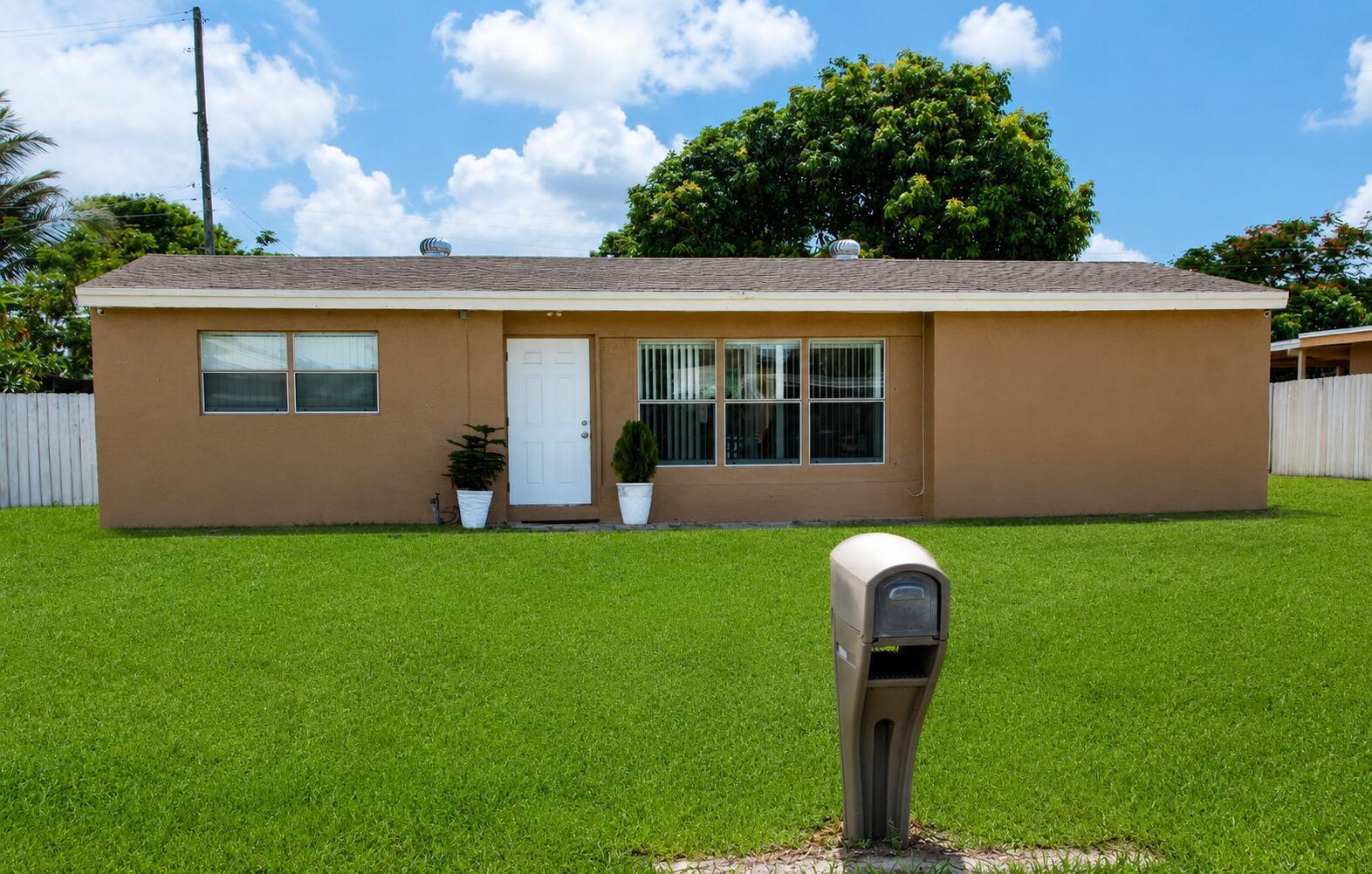465 Waseca DR Drive, Lake Worth FL 33462