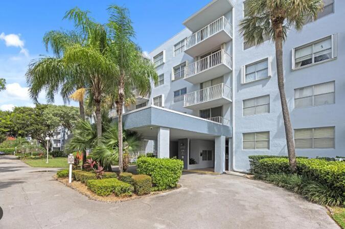480 EXECUTIVE CENTER Drive # 2F, West Palm Beach FL 33401