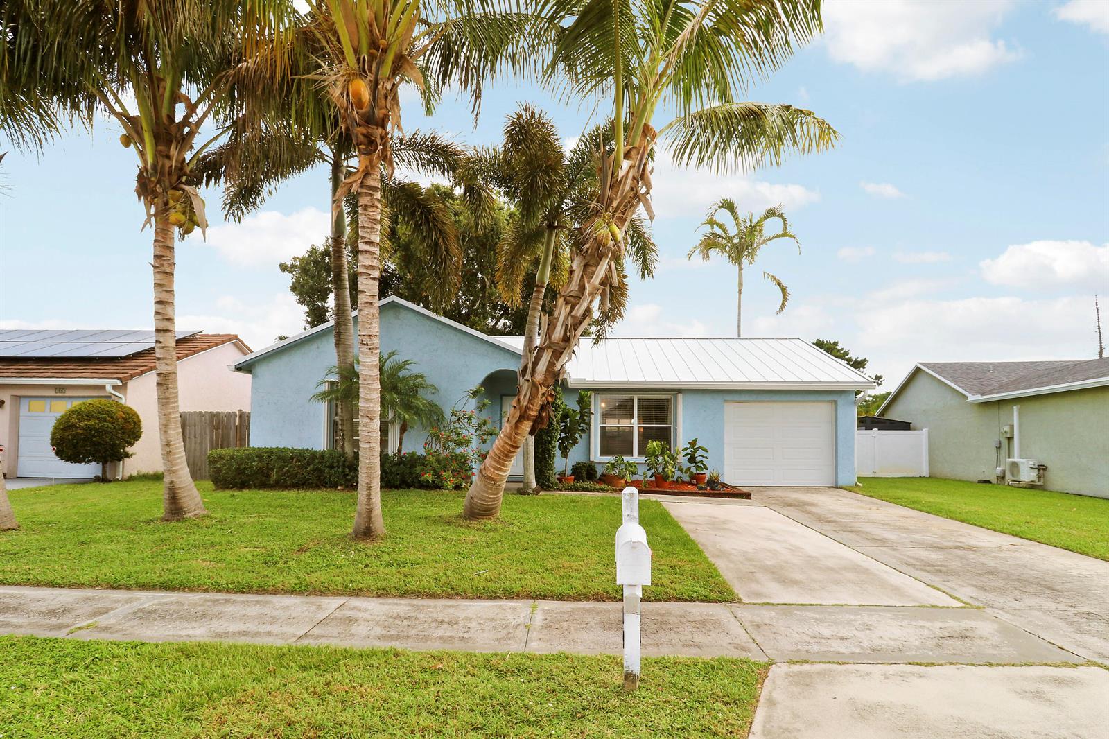 104 BANYAN Circle, Jupiter FL 33458