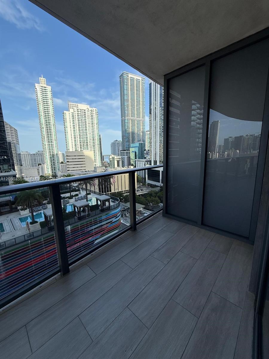 45 SW 9th St # 1401, Miami FL 33130