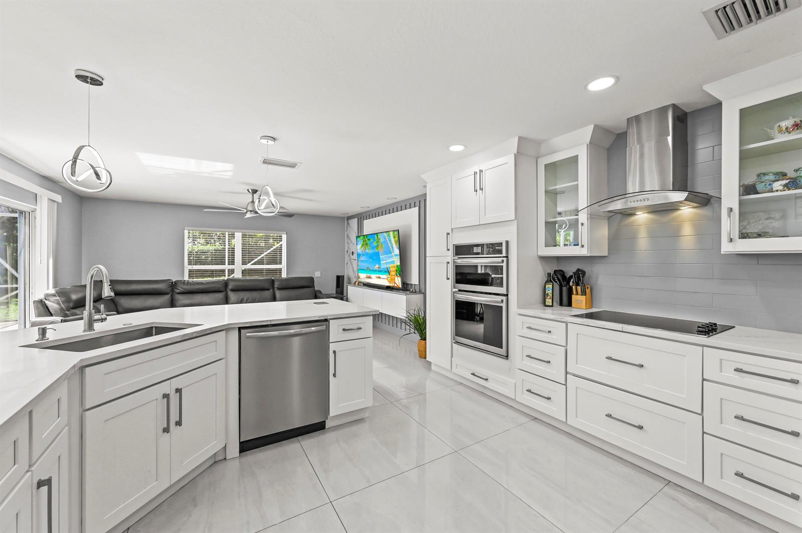 5066 NORTHERN LIGHTS Drive, FL 33463
