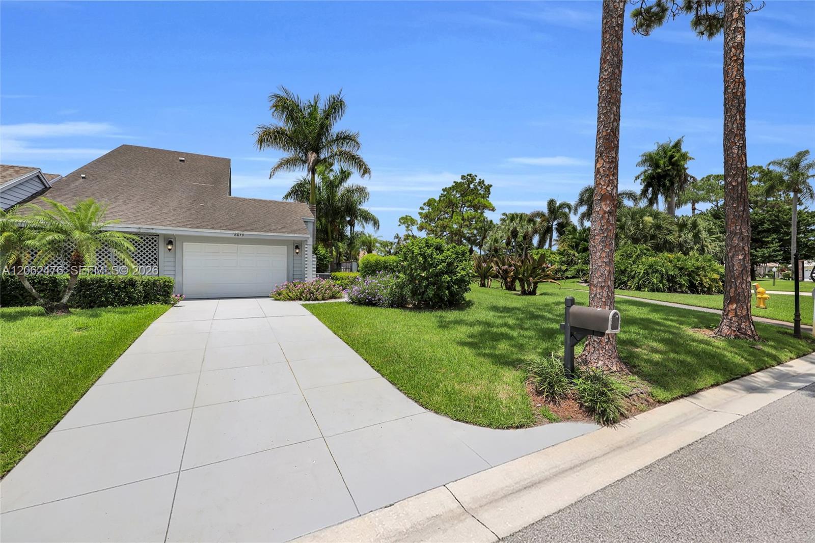 6879 Palm Grove Ct, Palm Beach Gardens FL 33418