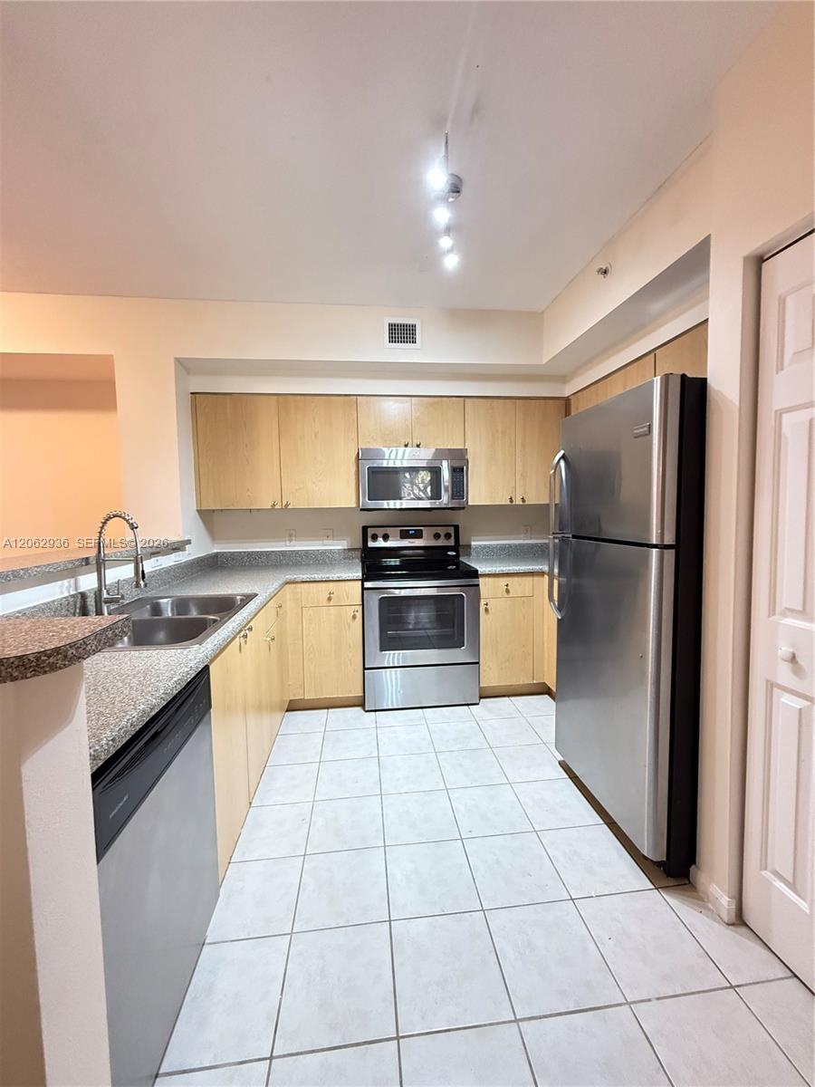 7940 N Nob Hill Rd # 204, Tamarac FL 33321