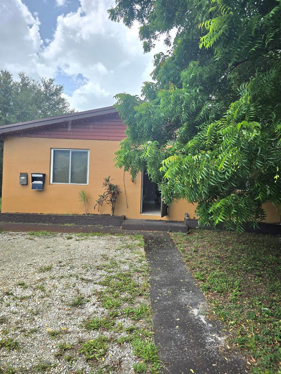 305 SW 14TH Street, Dania Beach FL 33004