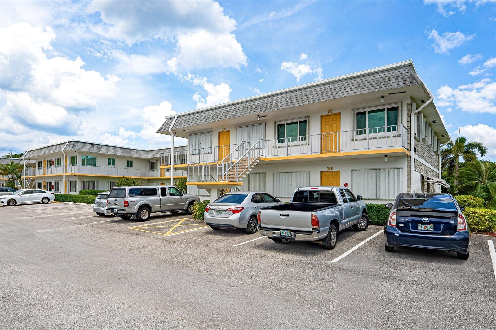 3120 LAKE OSBORNE Drive Bldg 7, FL 33461