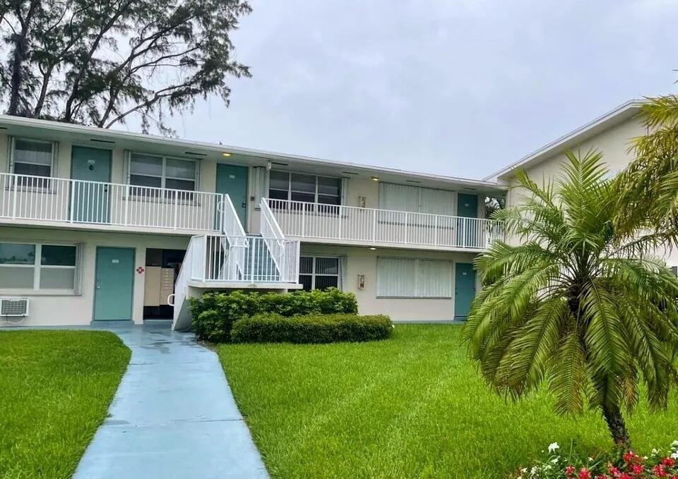 240 HORIZONS W # 208, Boynton Beach FL 33435