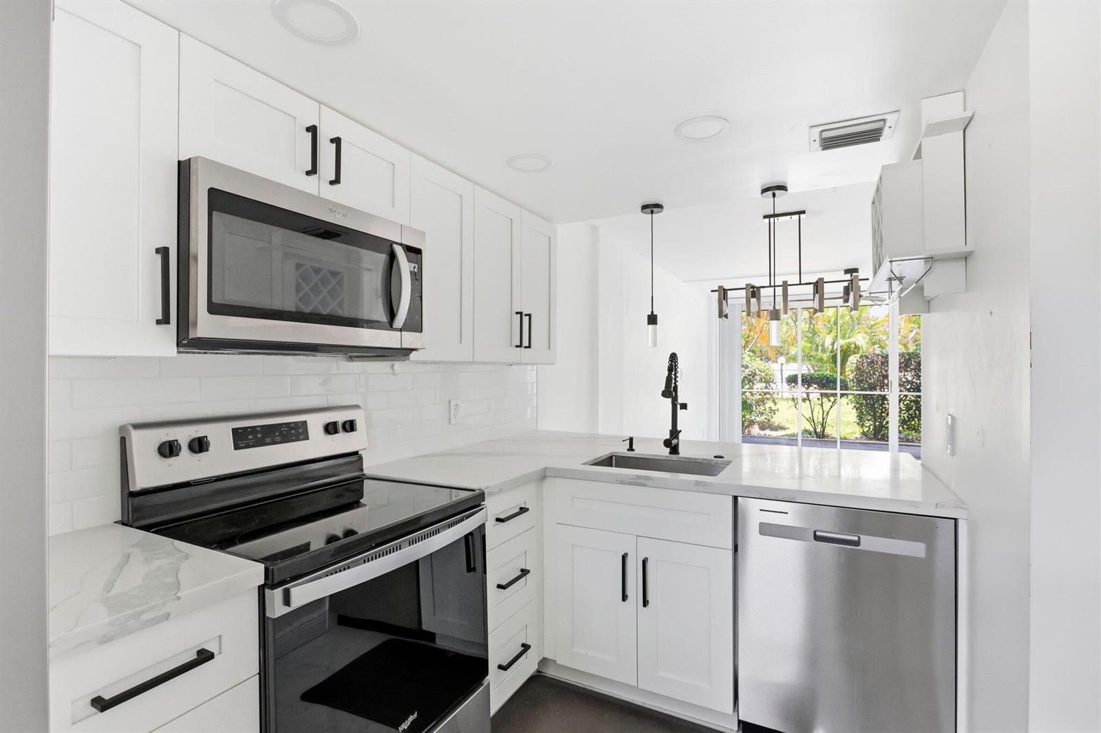 118 Royal Park Drive # 1B, Oakland Park FL 33309
