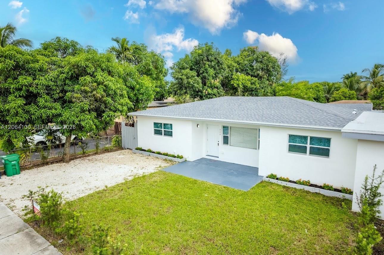 320 NE 160th St, Miami FL 33162
