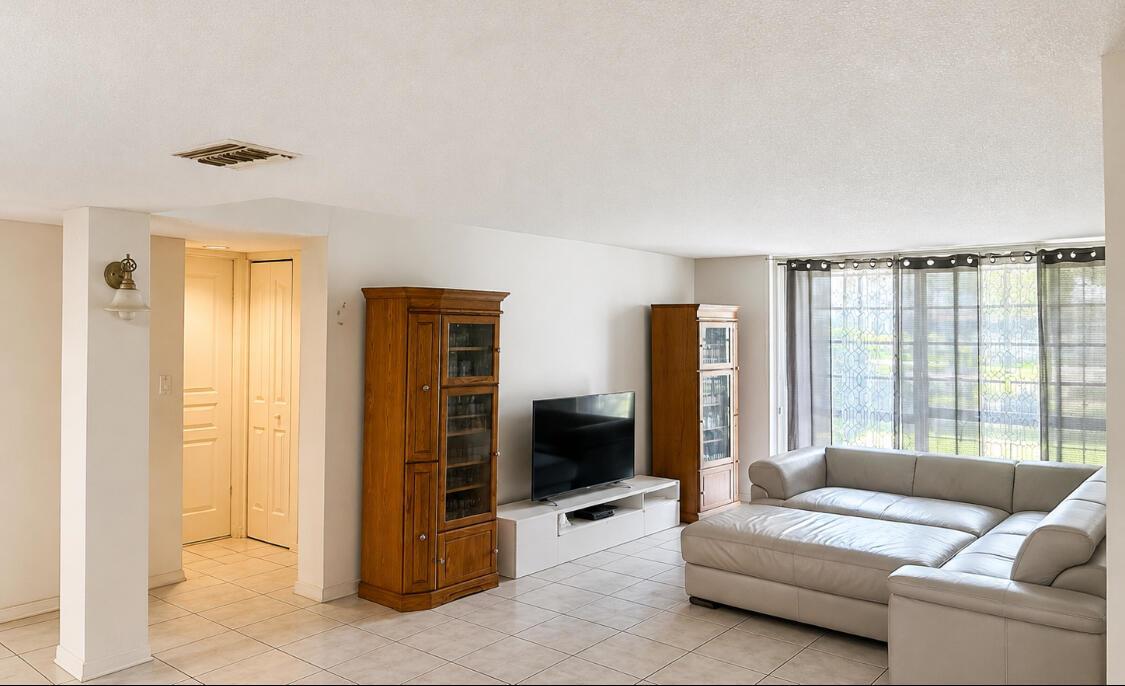 3740 INVERRARY Drive # 1E, Lauderhill FL 33319