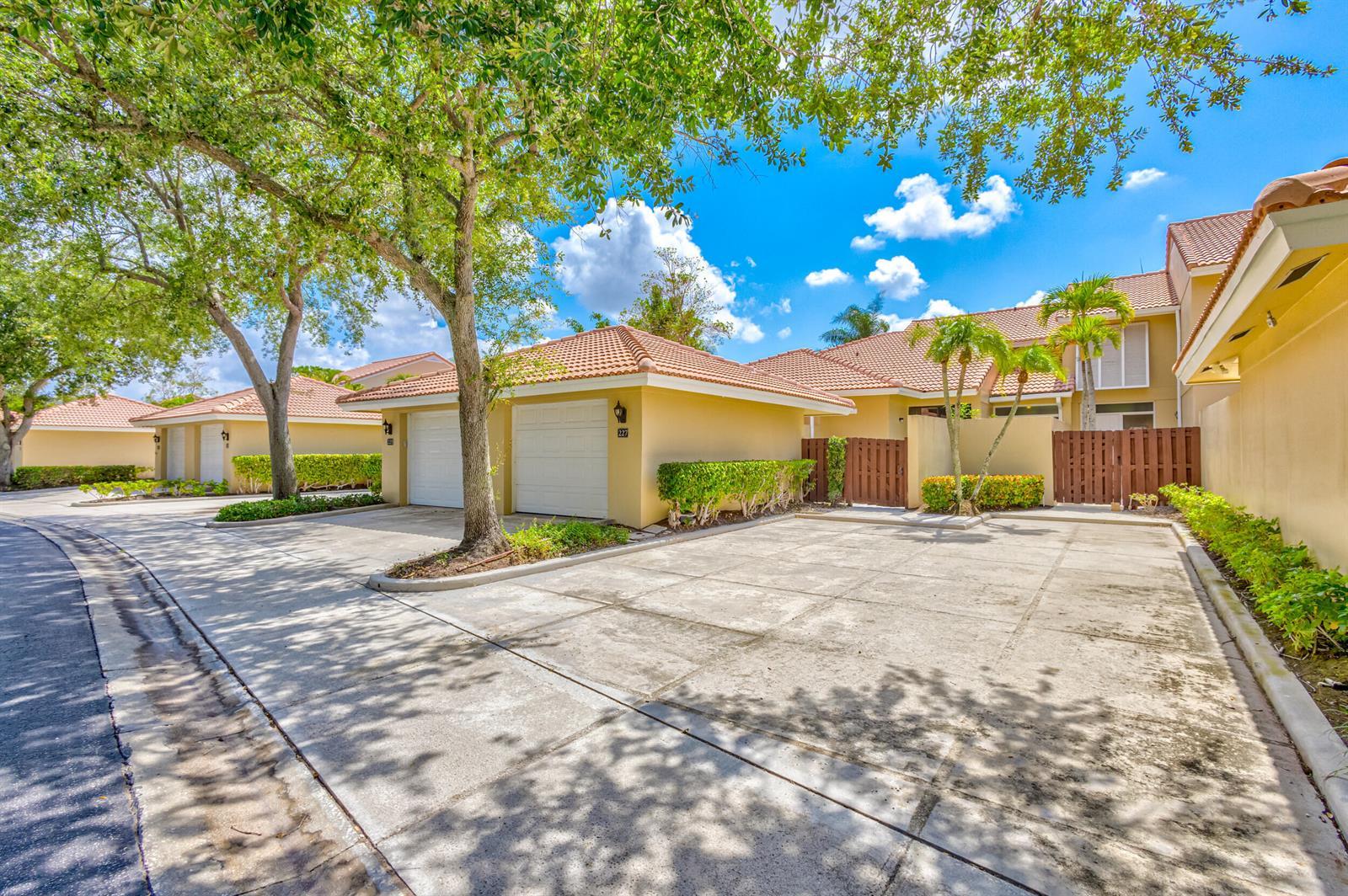 227 OLD MEADOW Way, Palm Beach Gardens FL 33418