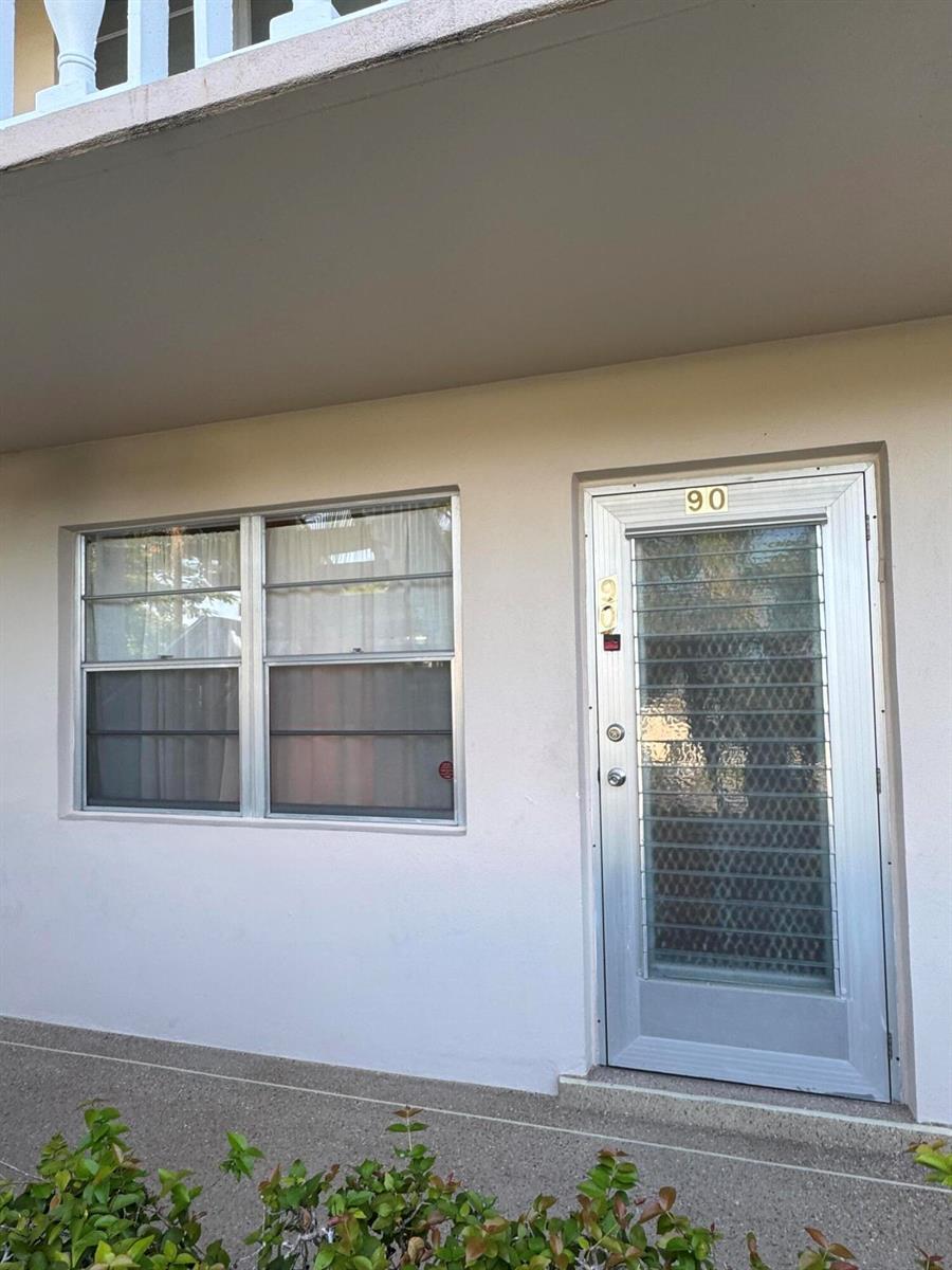 90 WINDSOR E, West Palm Beach FL 33417