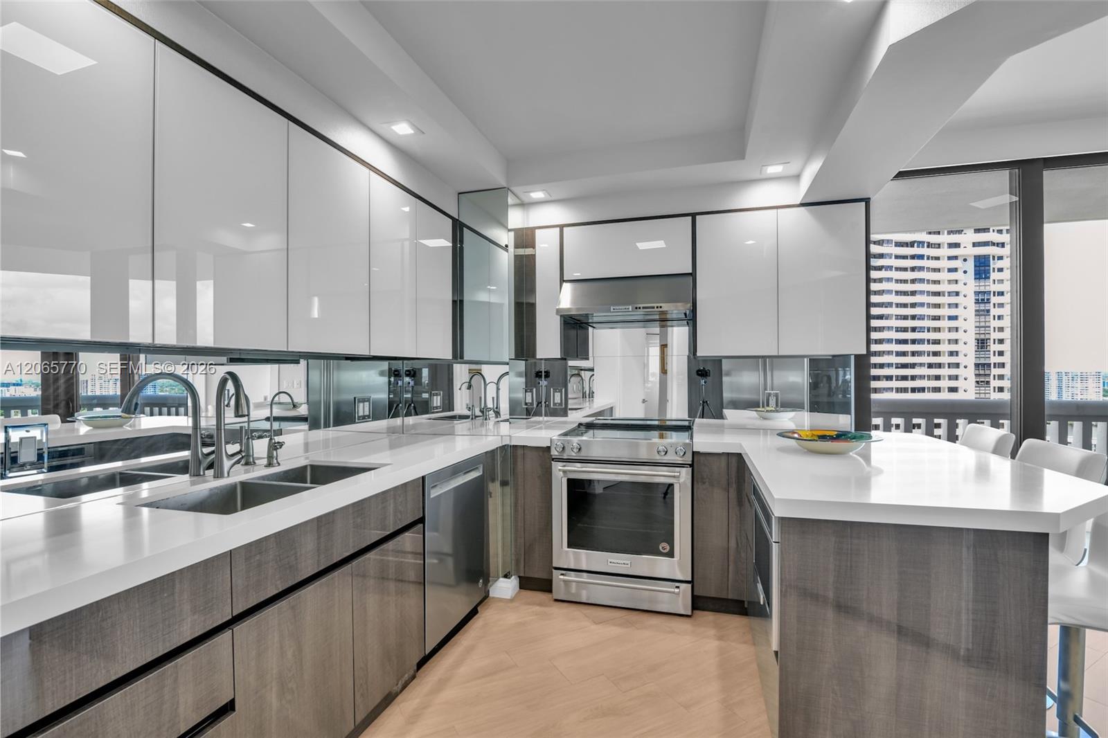 2000 Island Blvd # 2006, Aventura FL 33160