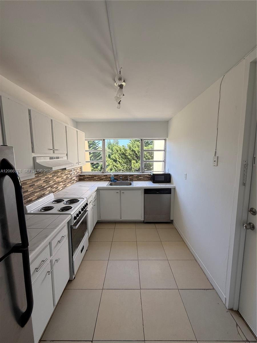 952 NE 199th St # 4K, Miami FL 33179