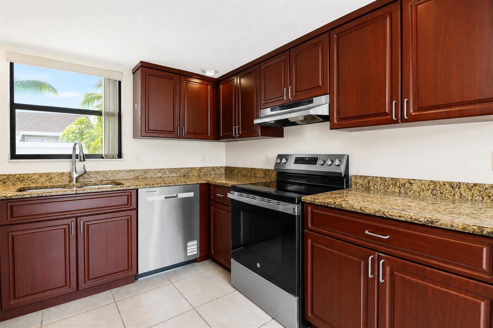 202 LAKEWOOD Drive # 11B, Jupiter FL 33458