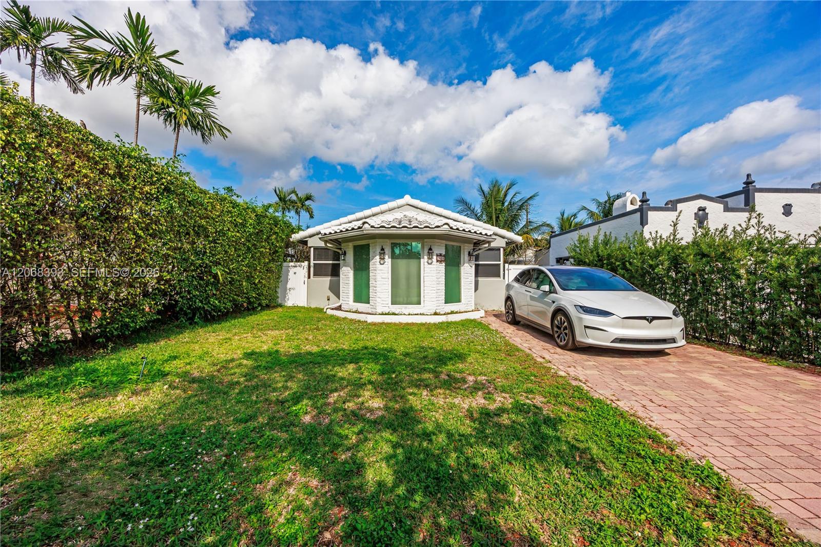 1523 Monroe St, Hollywood FL 33020