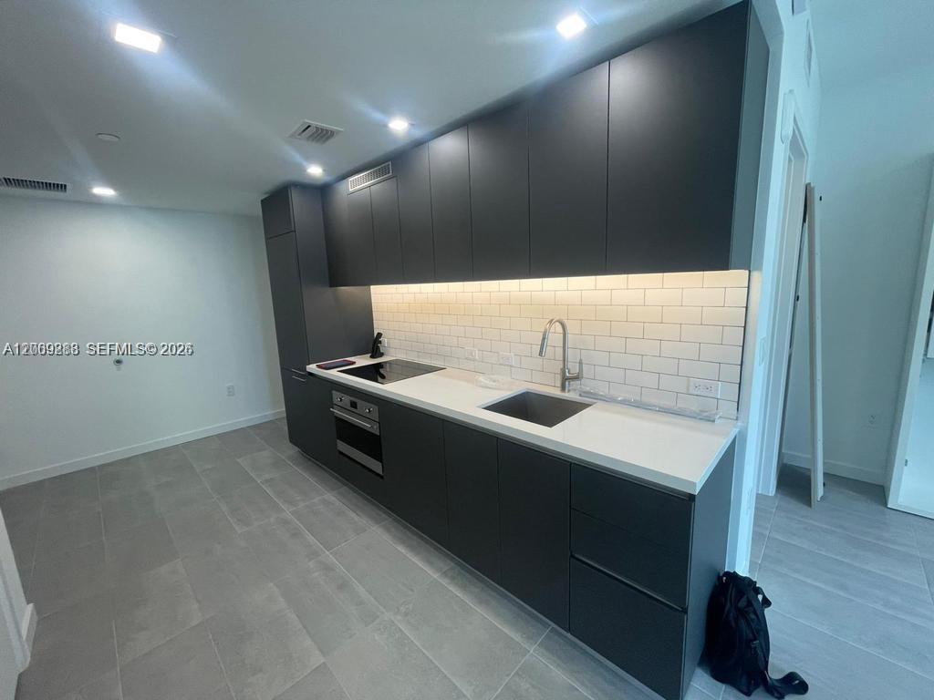 227 NE 2nd St # 1613, Miami FL 33132