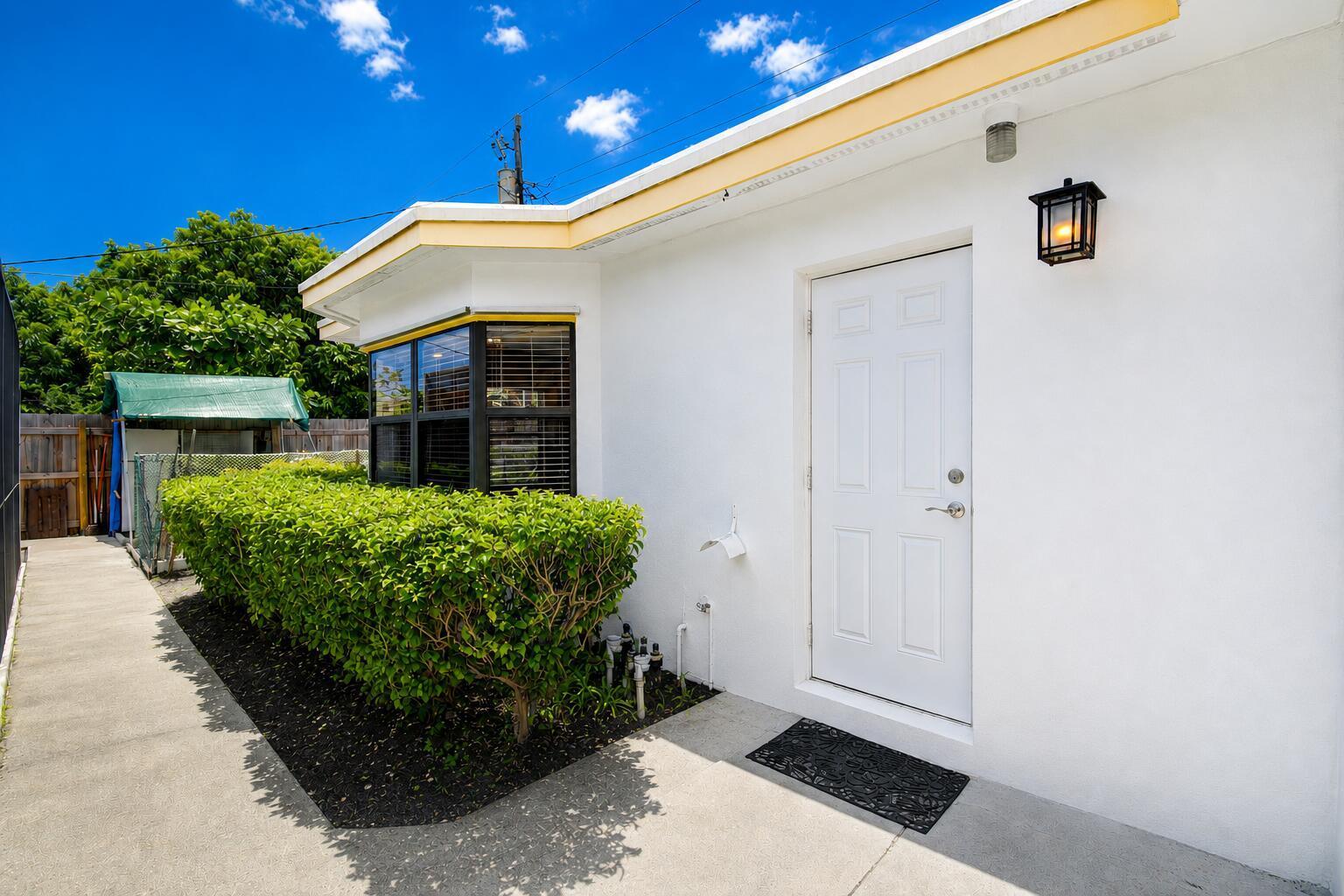 1316 DATE PALM Drive Rear, Lantana FL 33462