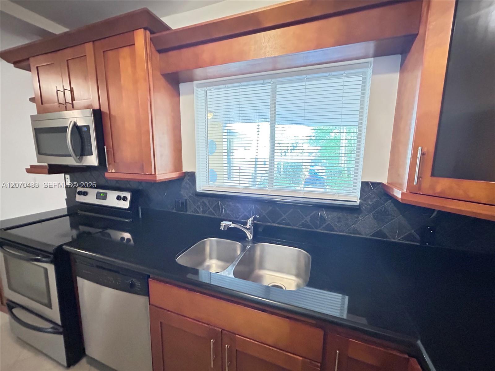 2880 Pine Tree Dr # 3, Miami Beach FL 33140