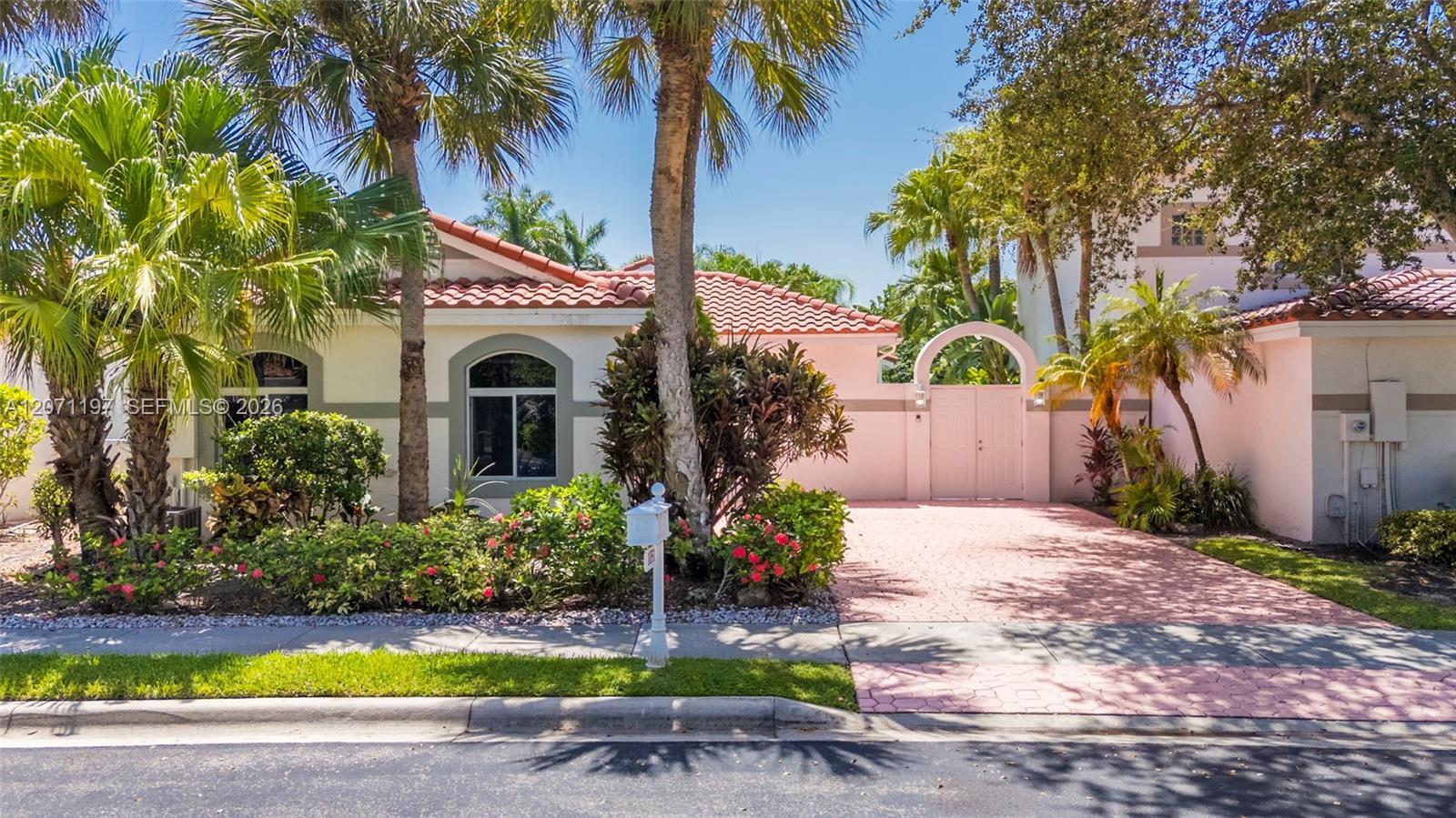 1051 W Bel Aire Dr W, Pembroke Pines FL 33027