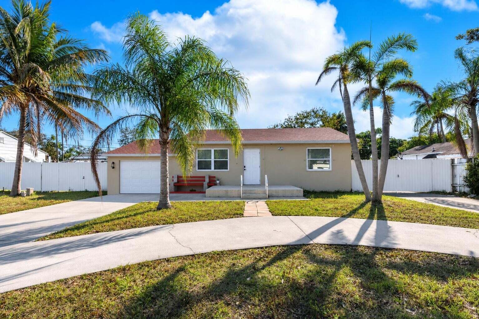 3914 SERUBI Avenue, Palm Springs FL 33461