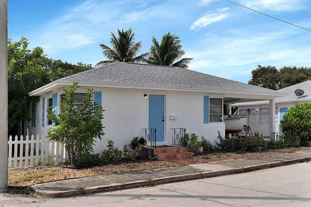711 11th Avenue N, FL 33460