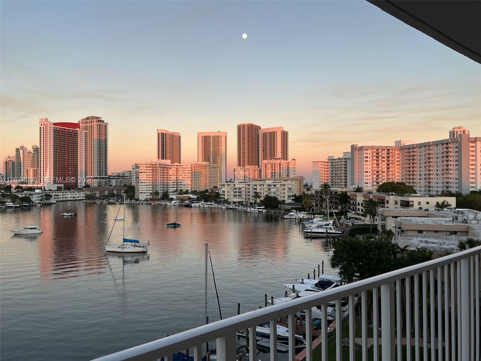 Hallandale Beach, FL