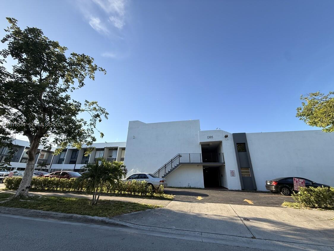 1305 W 46th St # 108, Hialeah FL 33012