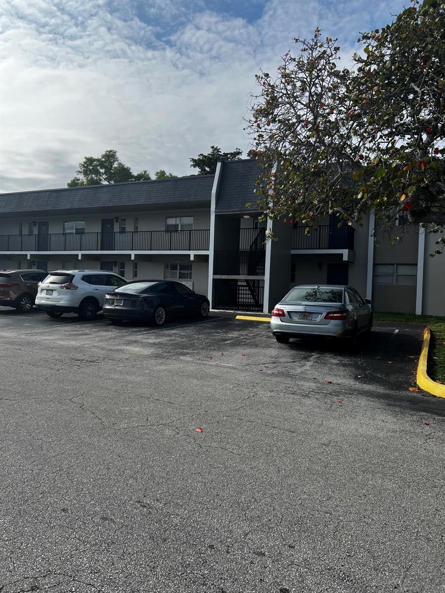 8060 N COLONY Circle N # 208, Tamarac FL 33321