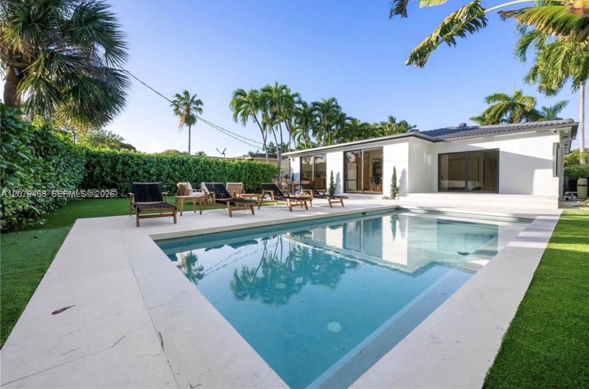 900 W 47th Ct, Miami Beach FL 33140