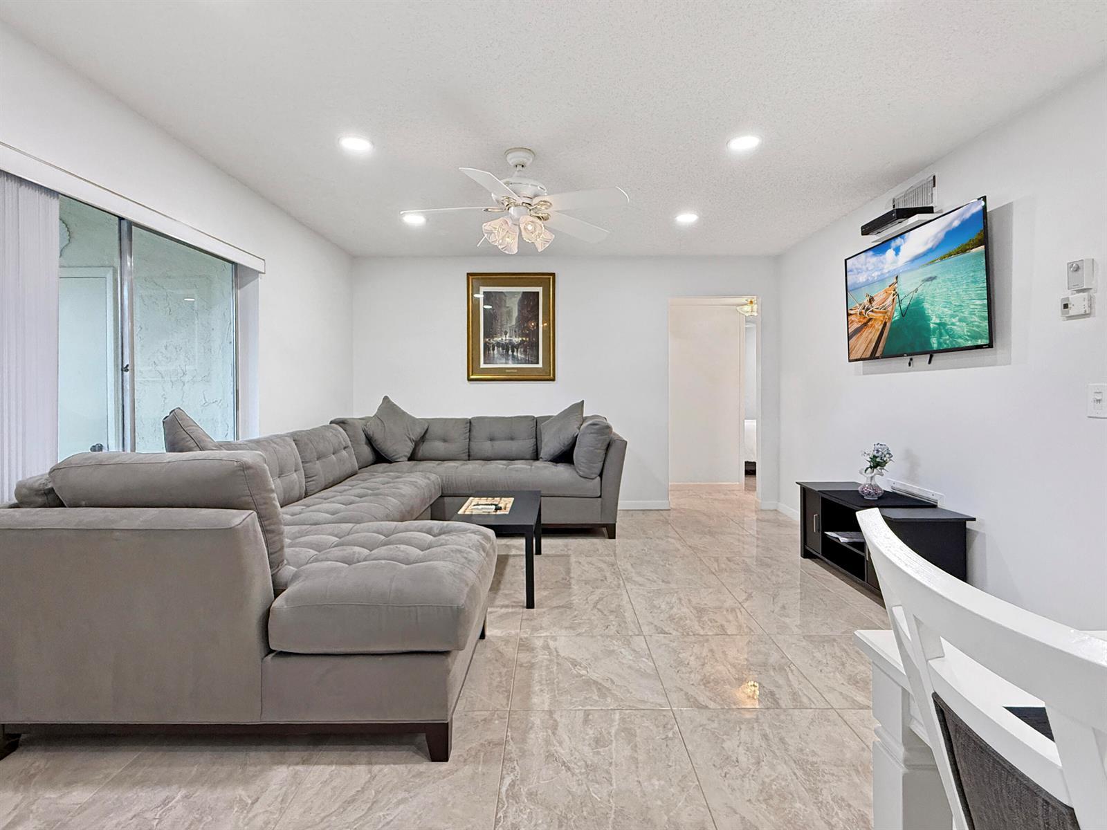 232 Pine High Occupancy Vehicle Circle # C2, FL 33463