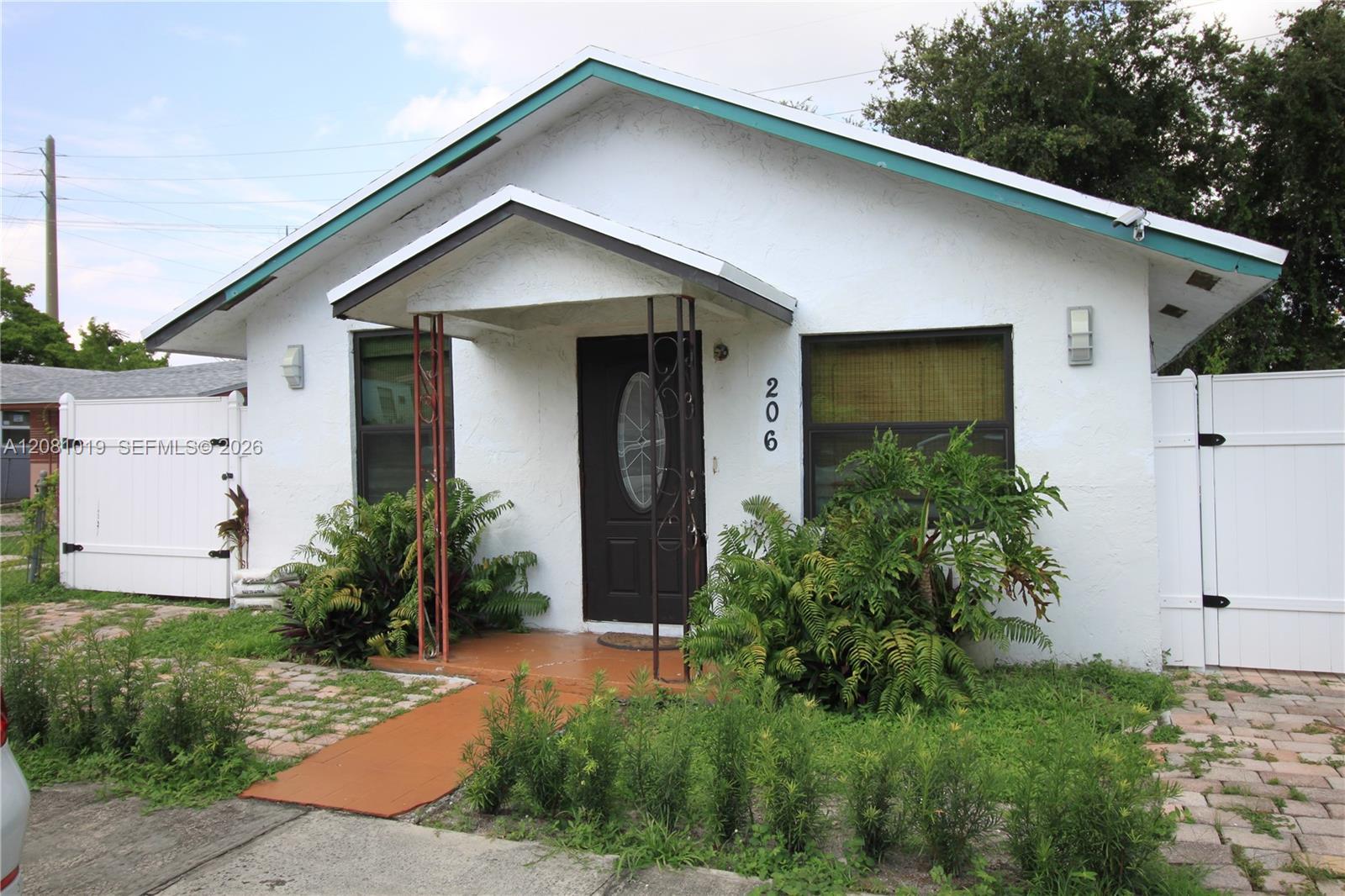206 SW 2nd Ter, Dania Beach FL 33004