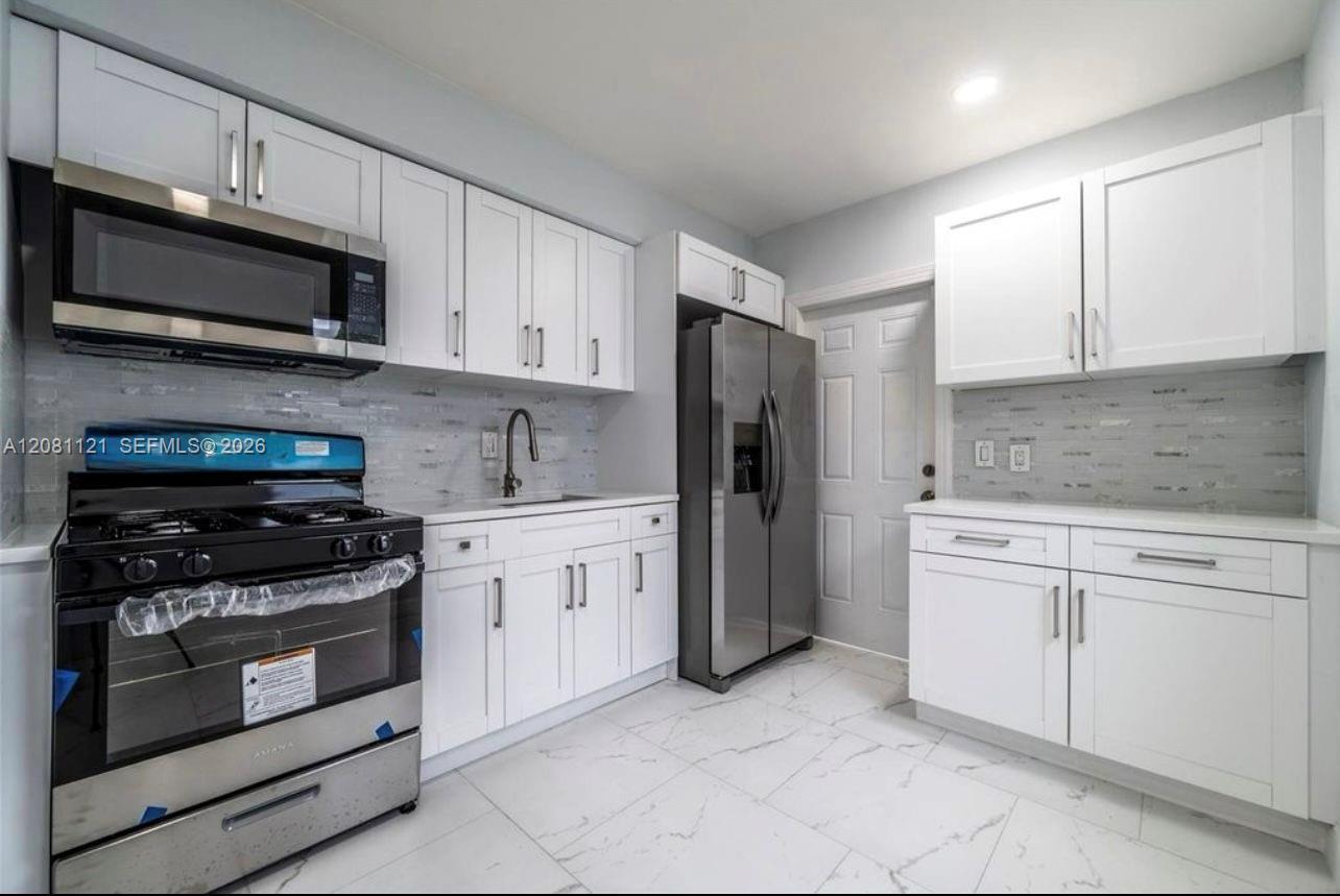 425 NW 14th Way, Fort Lauderdale FL 33311