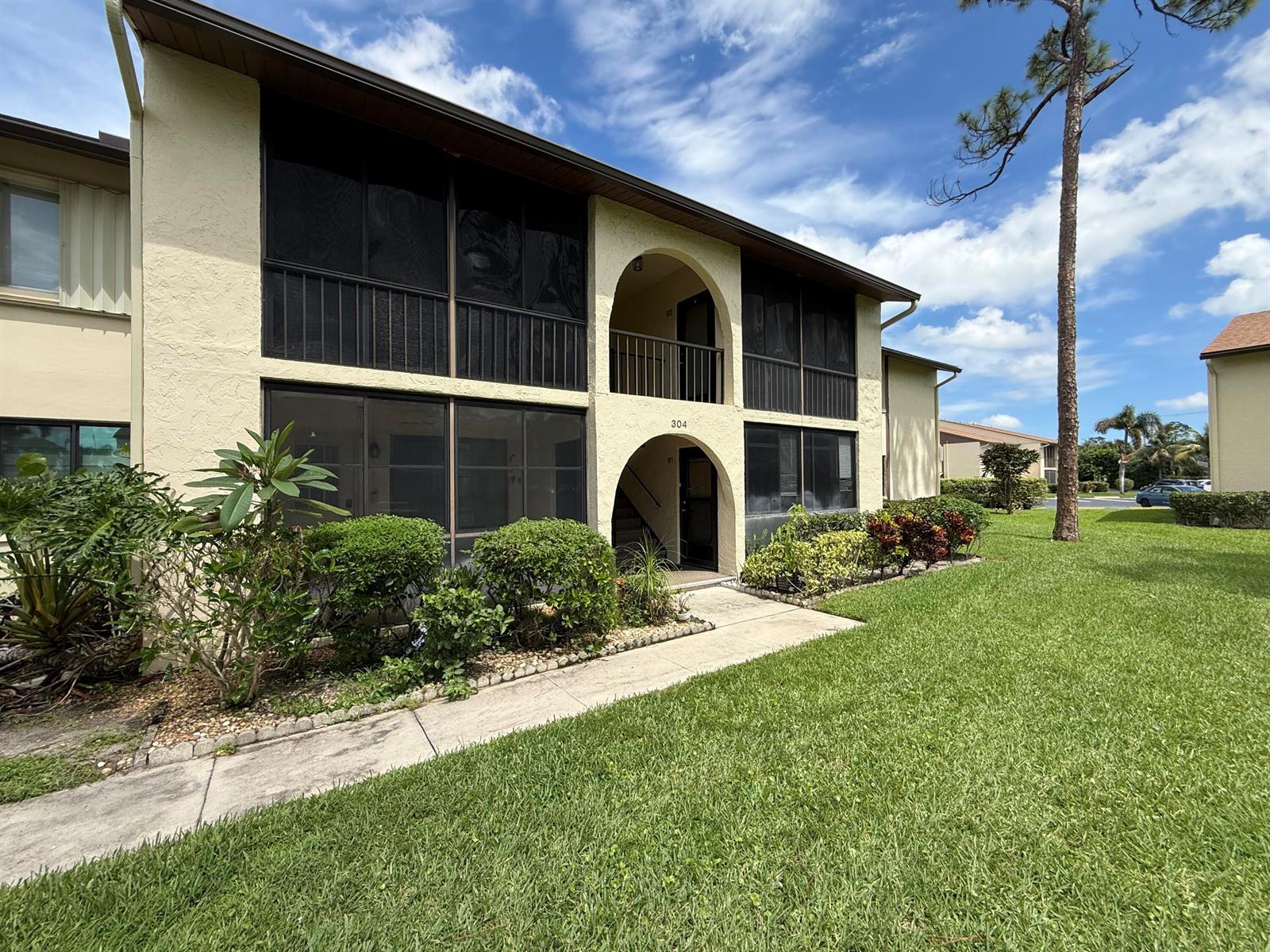 304 Knotty Pine Circle # 2, FL 33463