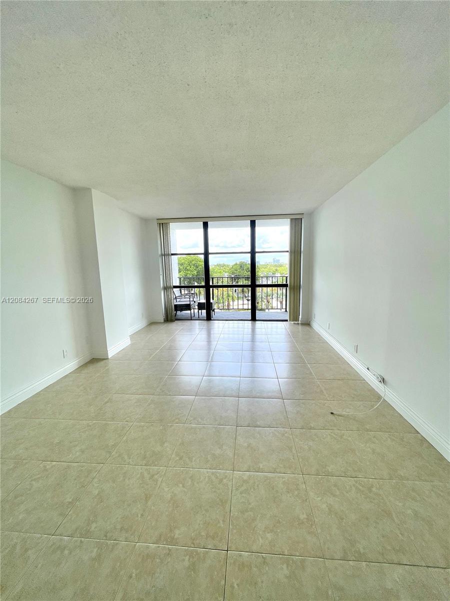 1000 Parkview Dr # 527, Hallandale Beach FL 33009