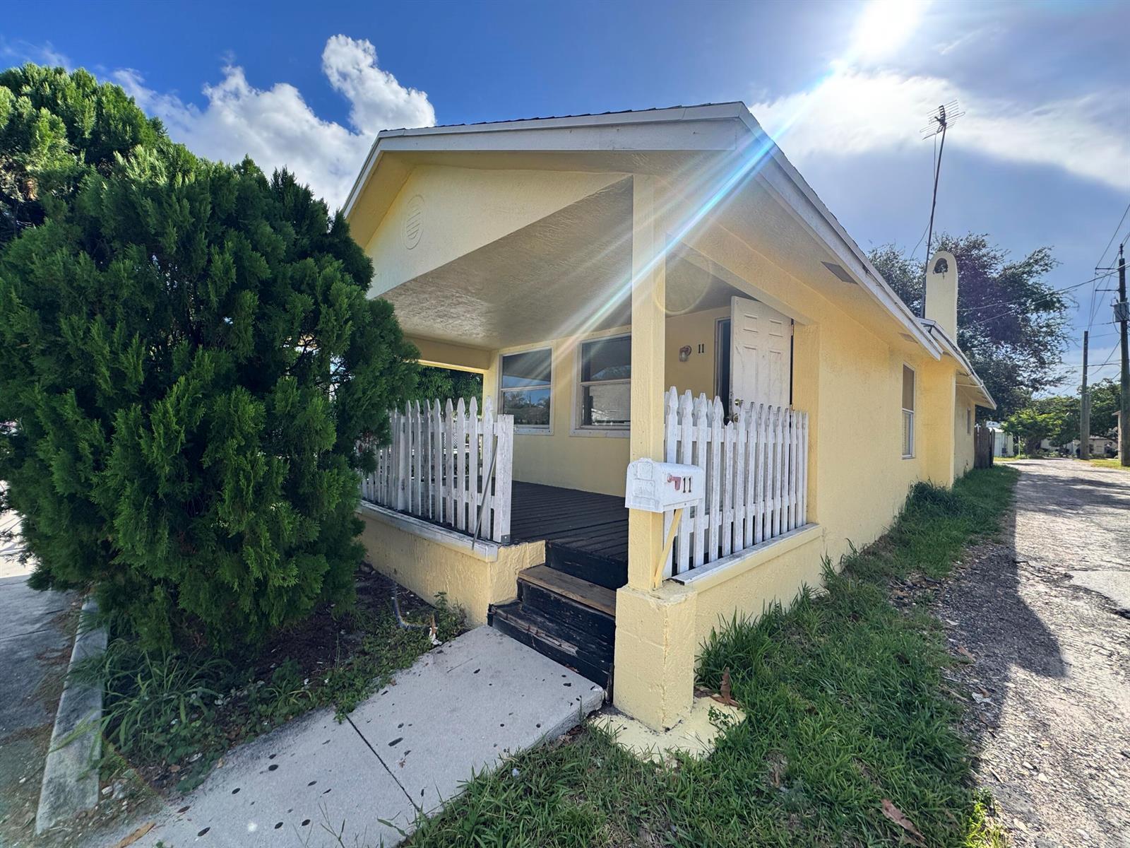 11 S D Street, FL 33460
