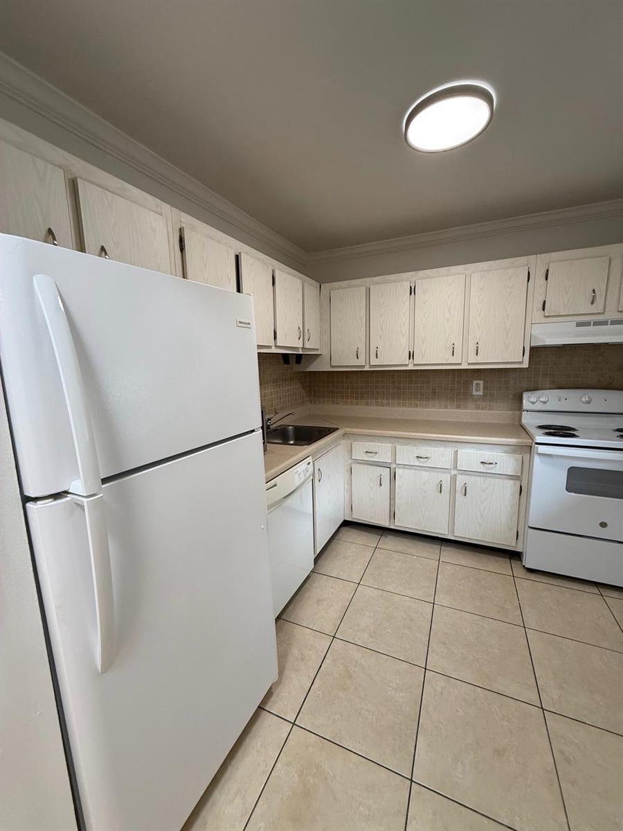 7732 Camino Real # F417, Miami FL 33143