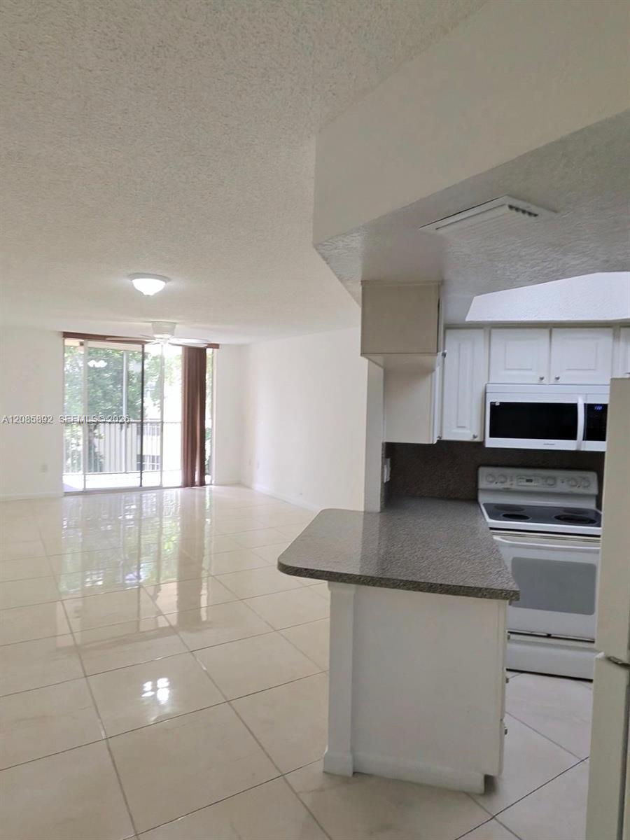 8245 Lake Dr # 404, Doral FL 33166
