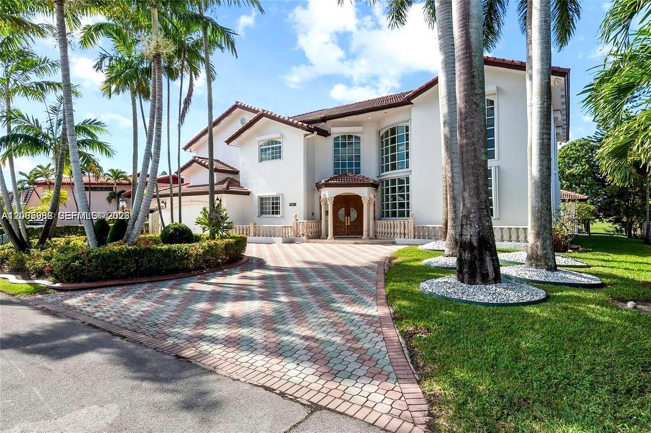 19420 W Saint Andrews Dr, Hialeah FL 33015